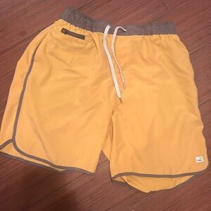 Vuori Mens Banks Shorts Gold Gray XL